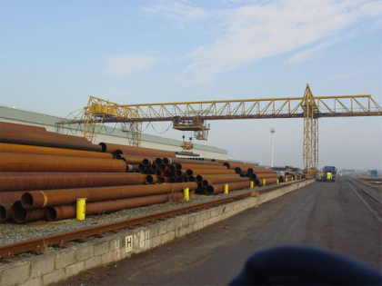 Gantry crane carrying pipes